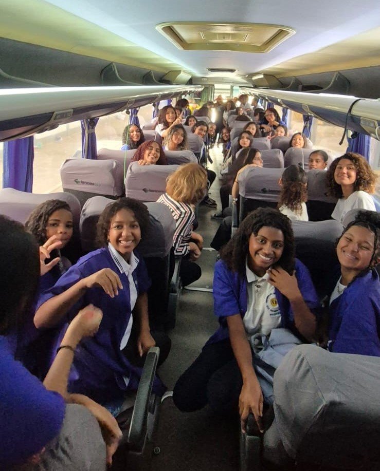 Alunas da FAETEC no interior de um ônbus.