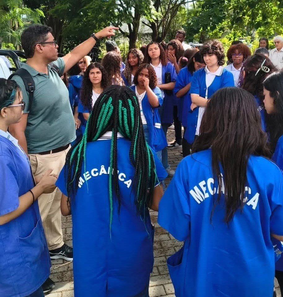 Alunas da Faetec reunidas ouvem orientação do Professor Amaro